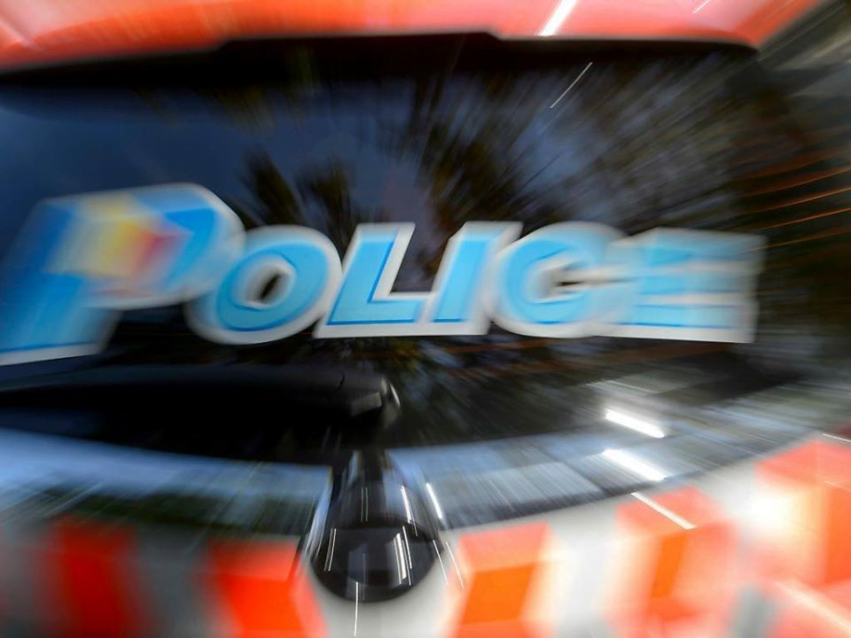 Emigrante embate contra um veículo da polícia