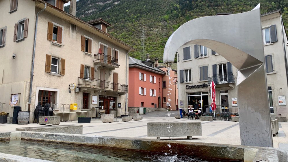 Prisão efetiva e expulsão por agredir polícia