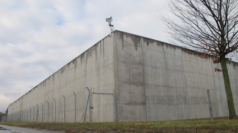 Emigrante encontrado sem vida na cela
