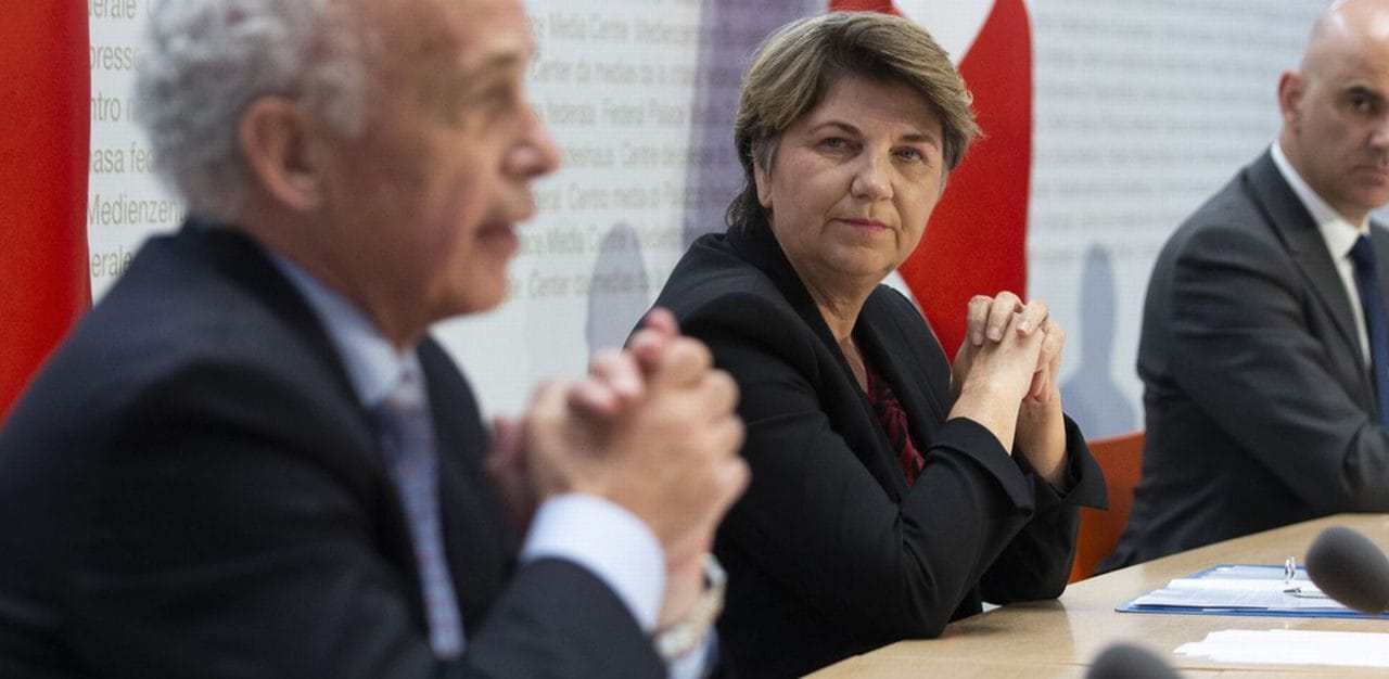 Suíça não impõe uso de máscara, mas irá distribuir 1 milhão por dia