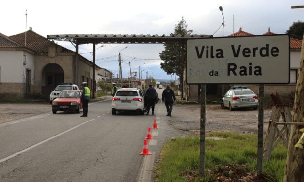 Condutor com mandado de detenção fugiu após controlo na fronteira de Chaves