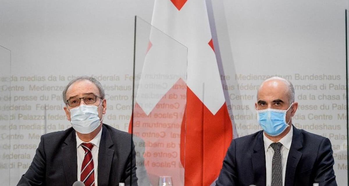 Esplanadas de restaurantes e cafés reabrem na segunda-feira