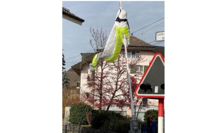 Praticante de parapente fica preso em cabos elétricos