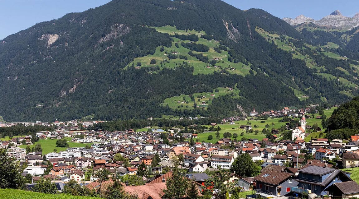 Emigrante português apanhado a fazer sexo com cabra