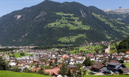 Emigrante português apanhado a fazer sexo com cabra