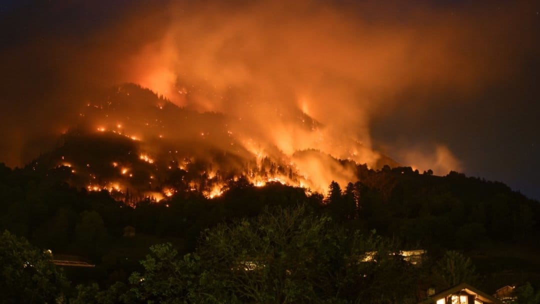 Incêndio florestal de grande escala na Suíça