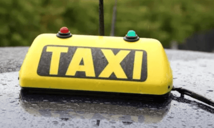 Emigrante recusa sair do táxi por estar a carregar o telemóvel