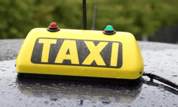 Emigrante recusa sair do táxi por estar a carregar o telemóvel