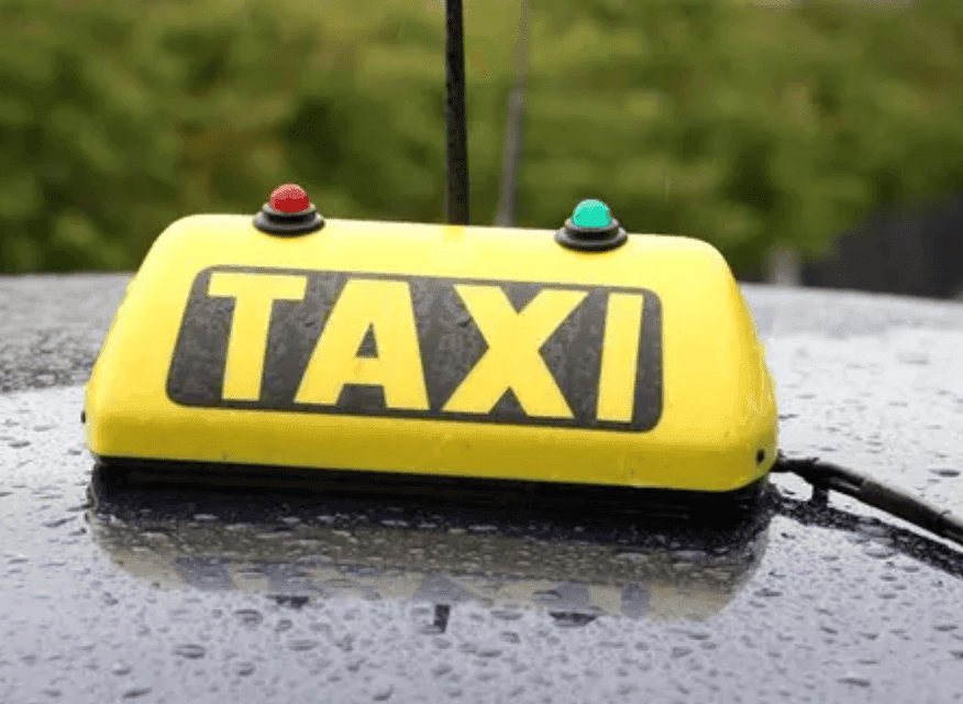 Emigrante recusa sair do táxi por estar a carregar o telemóvel