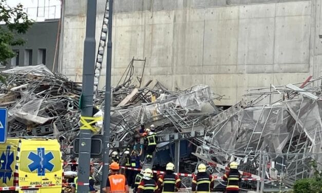 Queda de andaime em torre de 14 andares faz pelo menos dois mortos e vários feridos graves