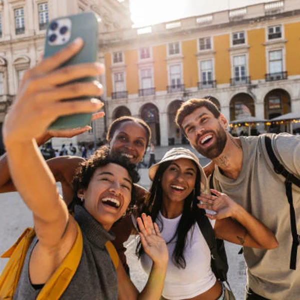 Amigos a tirar uma selfie em Lisboa, ligados com a Airalo