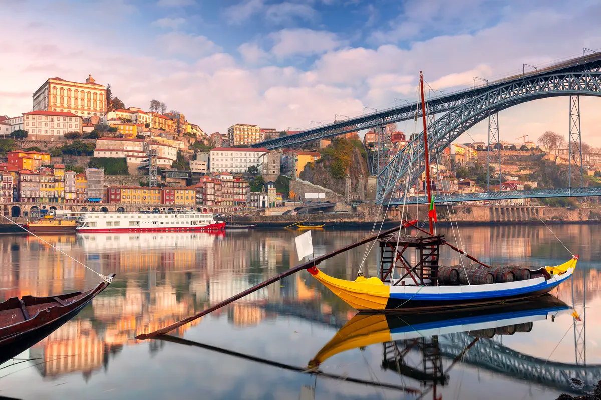 Rio Douro e a Ponte Dom Luís I no Porto — viajar por Portugal sempre ligado com a Airalo