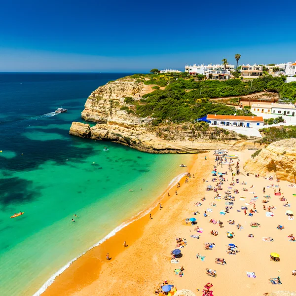 Praia com falésias no Algarve, Portugal — dados móveis a bom preço com a Airalo