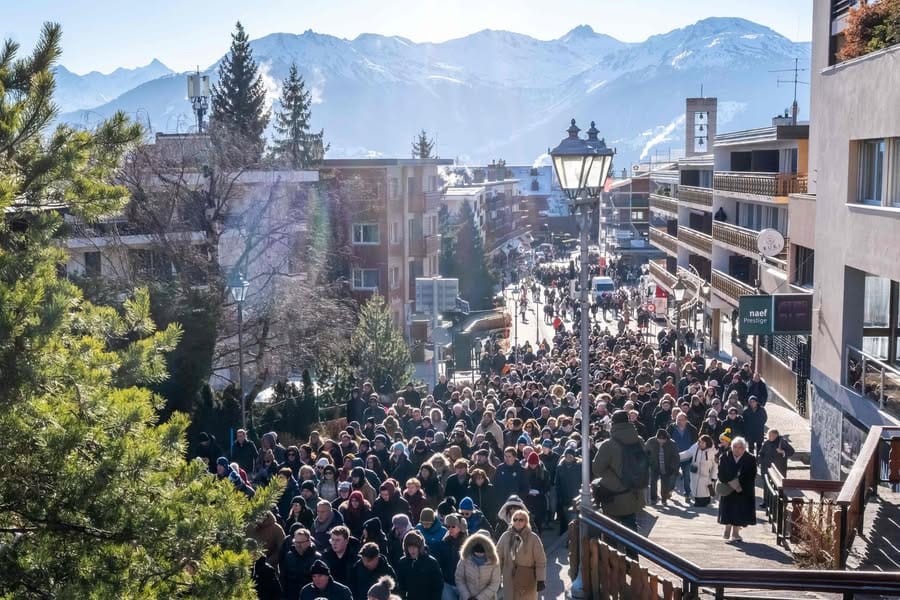 Este domingo, realizou-se uma marcha branca em Crans-Montana para prestar homenagem às vítimas do incêndio mortal da noite de Passagem de Ano no bar Le Constellation, cujo balanço provisório é de 40 mortos e 119 feridos.