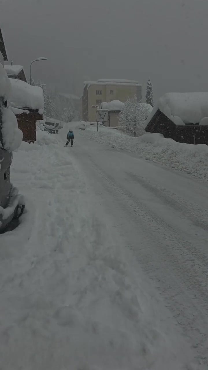 Segundo a SRF Meteo, deverão cair mais 30 a 70 centímetros de neve nas vertentes norte dos Alpes e no Valais até terça-feira à noite.