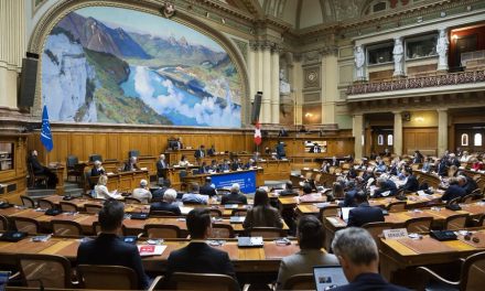 Parlamento suíço rejeita proibição de deslocalização de empregos para o estrangeiro