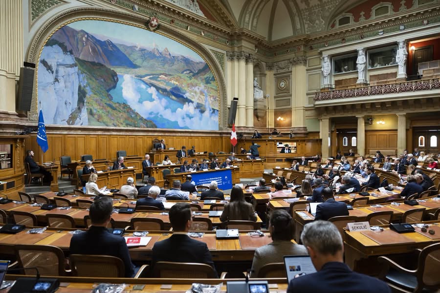 Parlamento suíço rejeita proibição de deslocalização de empregos para o estrangeiro